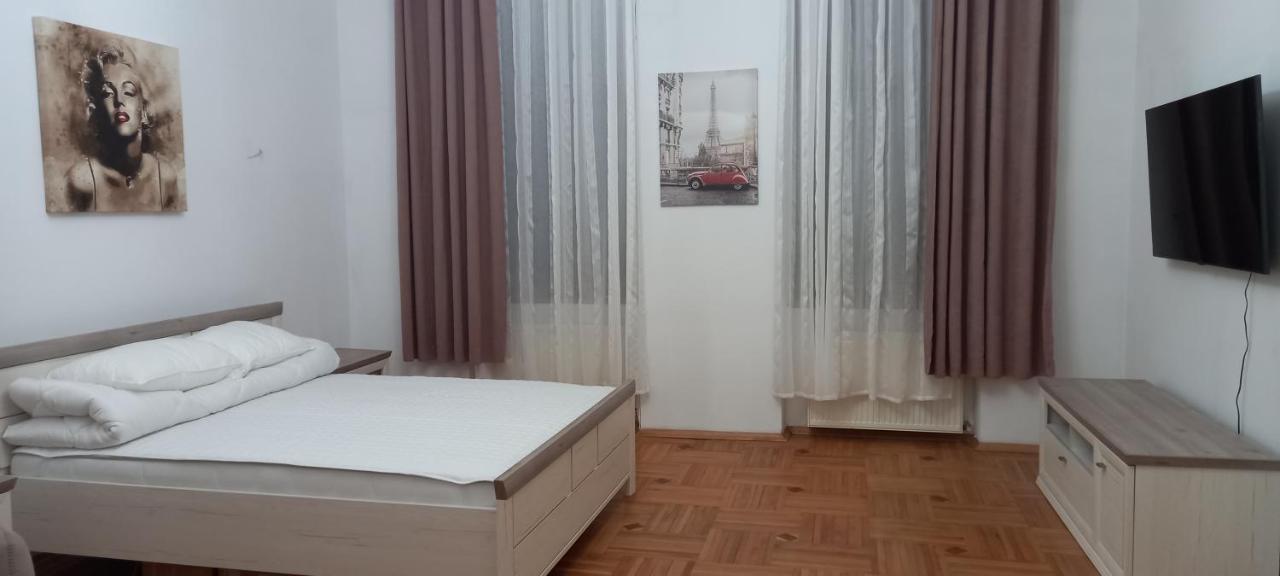Двох Рівневі Апартаменти В Центрі Lviv Exterior foto